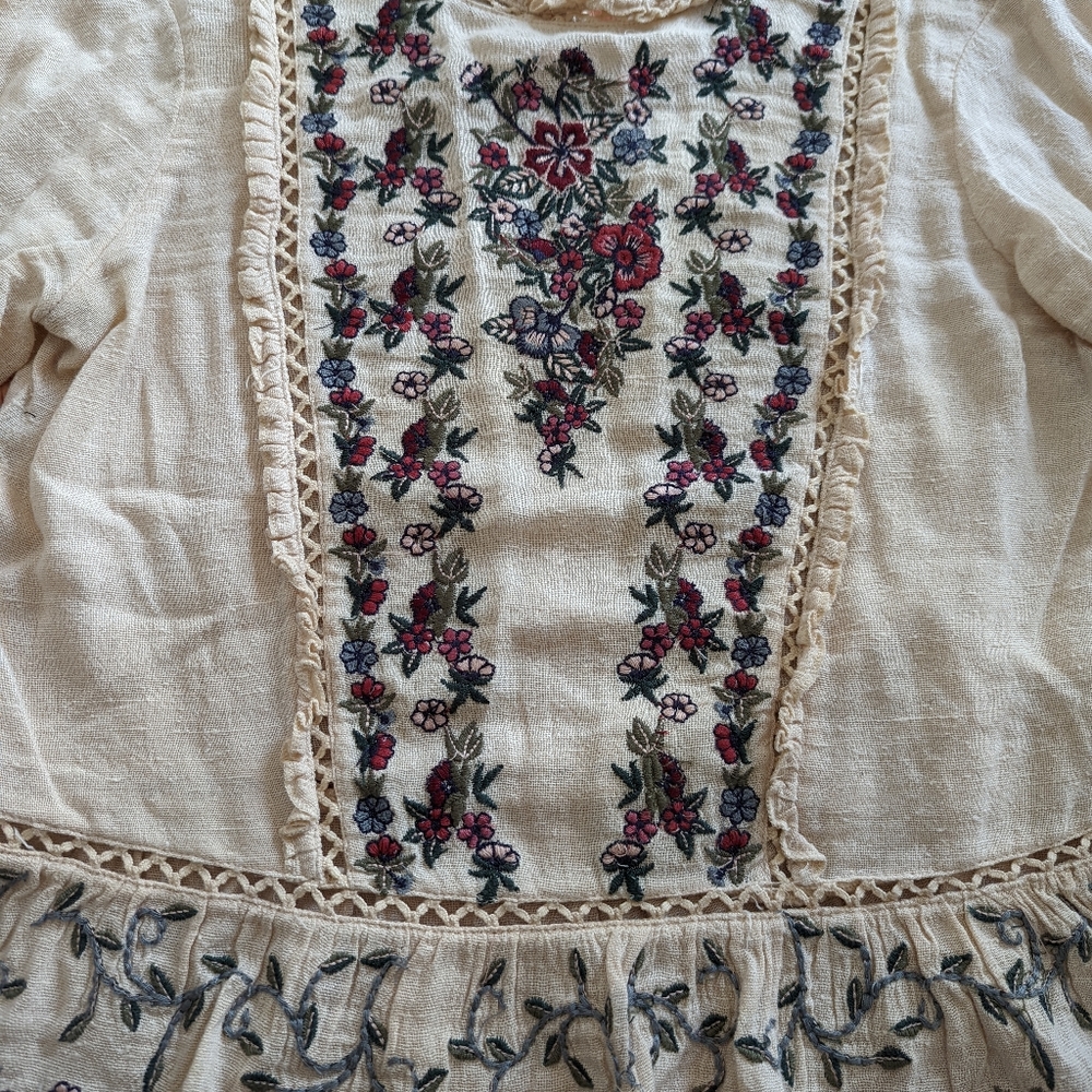 🏵️💚 Embroidered Frill Top - Picture 3 of 3